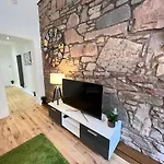 Stunning Refurbished Main Door Marchmont Apartment